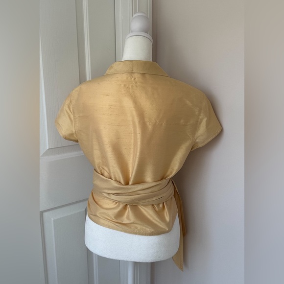 L’Equipe cropped gold wrap top, in pure silk - Picture 3 of 10